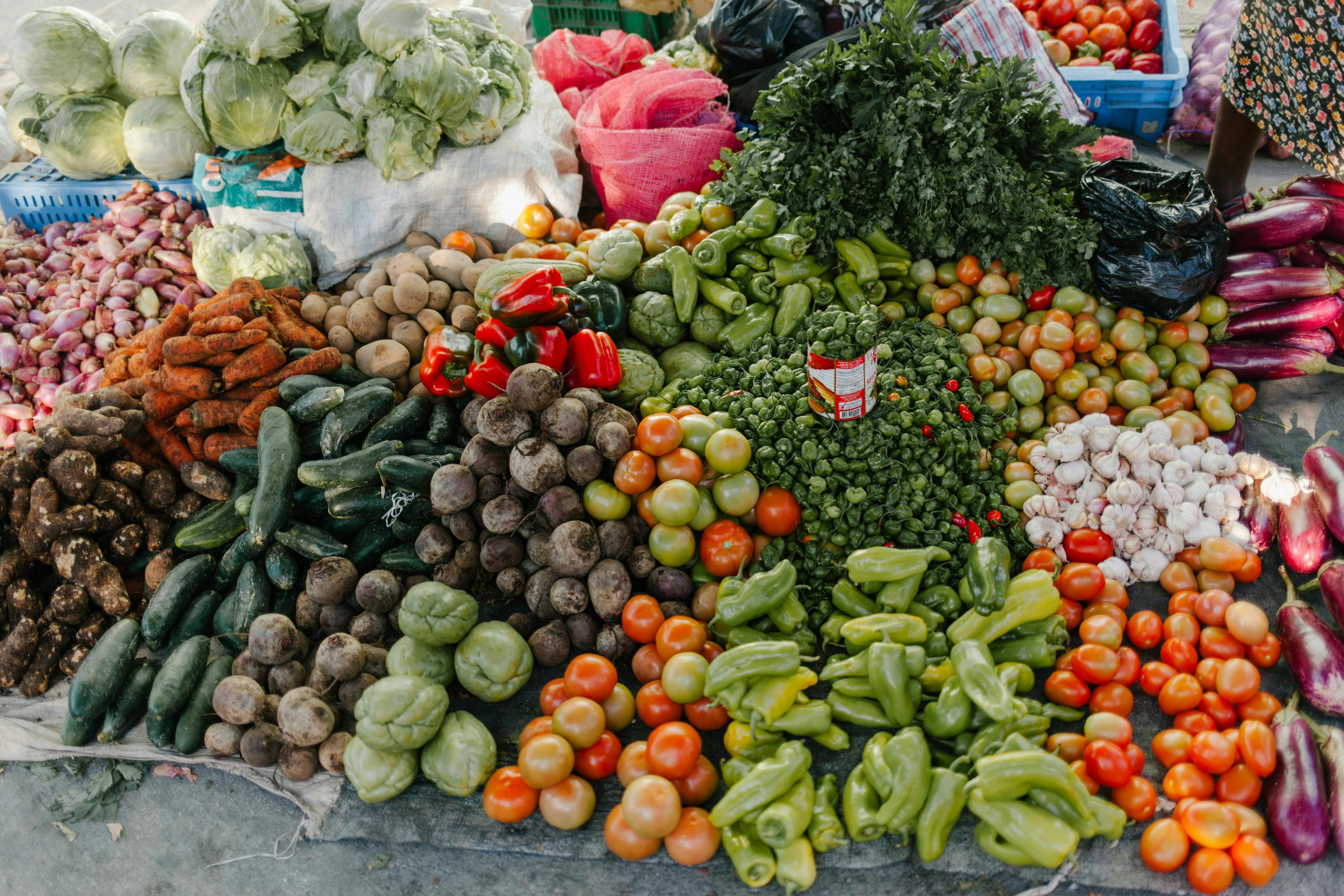 Feira de produtores locais de Ibiúna com diversas bancas de produtos orgânicos